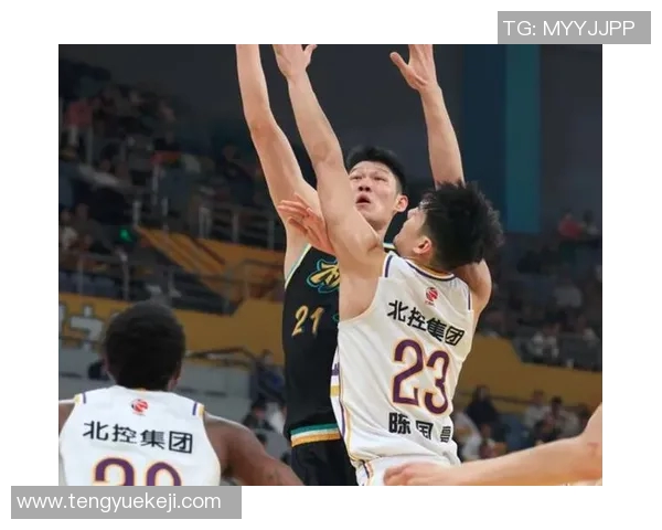 王少杰带领球队迎战同曦全力争胜展现实力与团队精神